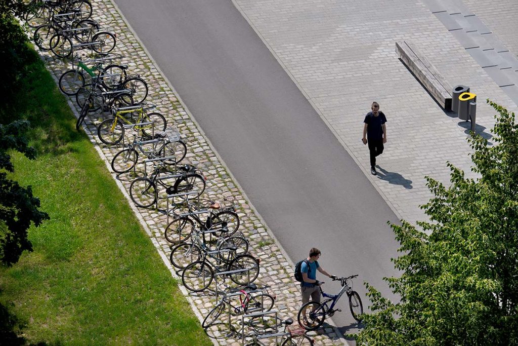 Die Außenanlagen integrieren eine hohe Anzahl von Fahrradbügeln.