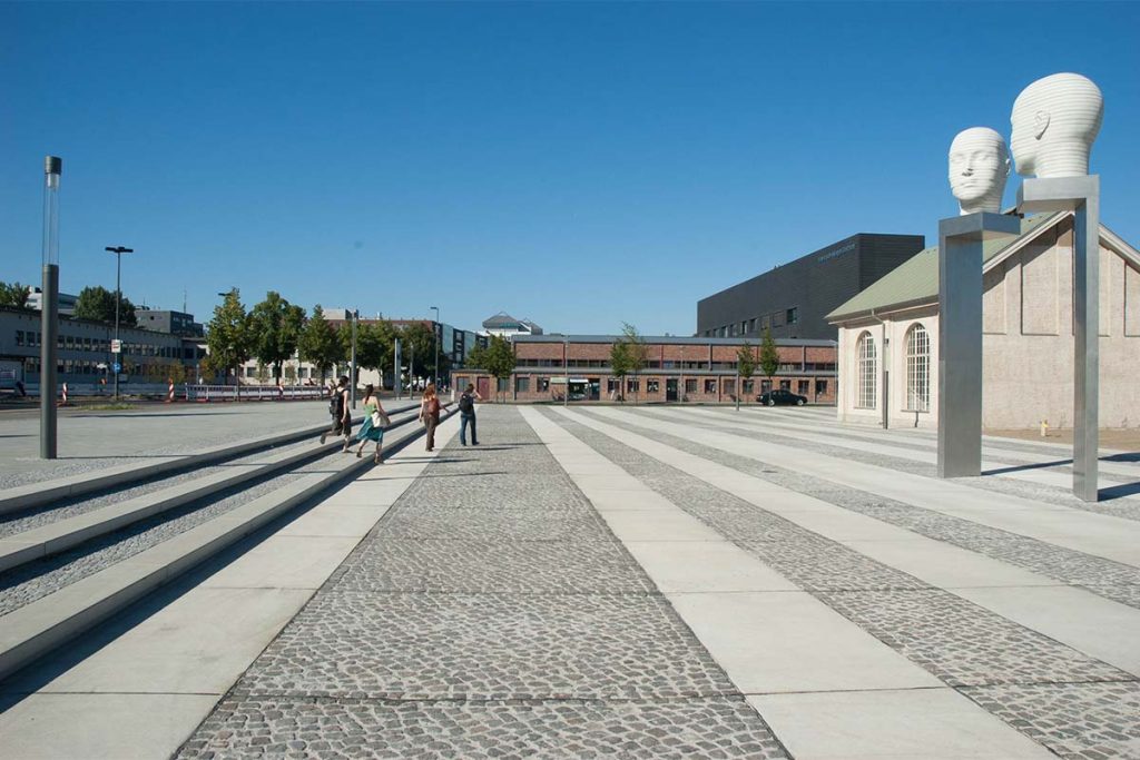 Forum Adlershof mit Teppenanlage und historischem Laborgebäude