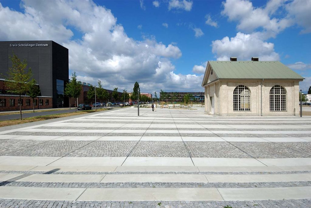 Forum Adlershof mit Pflasterstreifen und historischem Laborgebäude mit Erwin Schrödinger Zentrum